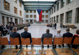 Ministryně obrany Jana Černochová na slavnostním aktu v atriu Armádního muzea Žižkov udělila čtyři desítky resortních vyznamenání