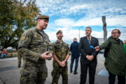 Náčelník Generálního štábu AČR, armádní generál Karel Řehka předal minci náčelníka GŠ AČR. FOTO: Petr Dohnal