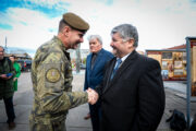 Náčelník Generálního štábu AČR, armádní generál Karel Řehka a Branislav Choreň, zaměstnanec Kanceláře náčelníka Generálního štábu AČR. FOTO: Petr Dohnal