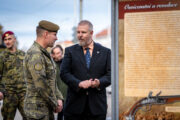 Autor výstavy Zdeněk Munzar, vedoucí Oddělení vojenských knihoven VHÚ Praha. FOTO: Petr Dohnal