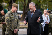 Náčelník Generálního štábu AČR, armádní generál Karel Řehka a autor výstavy Zdeněk Munzar, vedoucí Oddělení vojenských knihoven VHÚ Praha. FOTO: Petr Dohnal