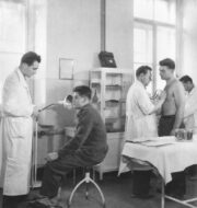 Při povolání do činné služby procházeli povolanci lékařskou prohlídkou na posádkové ošetřovně. Při povolání do činné služby procházeli povolanci lékařskou prohlídkou na posádkové ošetřovně.