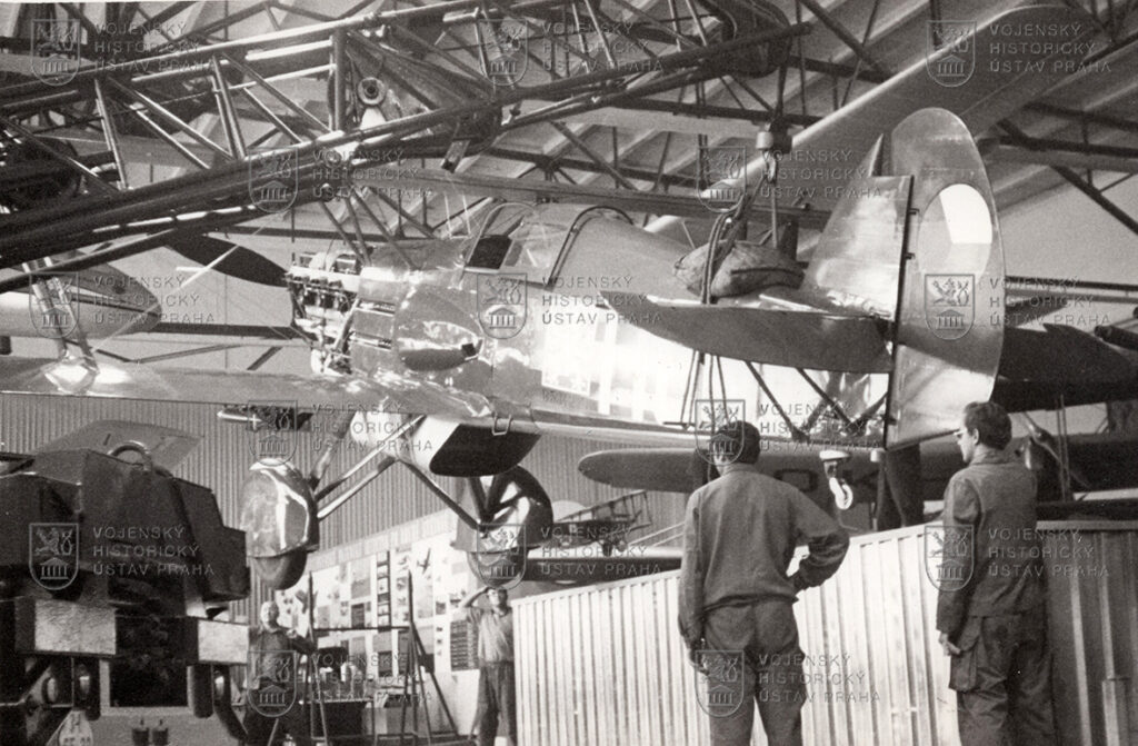 Instalace Avie B-534 do expozice v Leteckém muzeu ve Kbelích