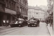 Obrněná vozidla BTR 152 při okupaci Československa v ulicích Prahy. FOTO Sbírka VHÚ Praha (7)