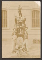 Snímek studentů z kroniky vojenské vyšší reálné školy v Hranicích na Moravě.