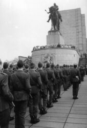 Pohled na jezdeckou sochu Jana Žižky a státní znak ČSSR na Vítkově během vojenské přísahy