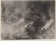 Snímek z francouzského bojiště první světové války zachycuje zcela zničený les, ve kterém francouzští pěšáci vyznačují dýmovnicemi přední postavení vlastních sil
(FOTO: VÚA-VHA)