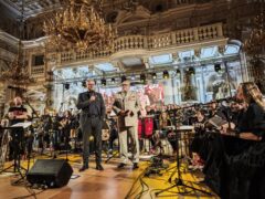 Ve Španělském sále zaznělo poděkování hrdinům. The Tap Tap hráli pro české válečné veterány pod záštitou prezidenta Petra Pavla