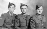Paraskupina CLAY v roce 1943 v závěru výcviku, zleva: radista Čestmír Šikola, šifrant Jiří Štokman a velitel Antonín Bartoš.