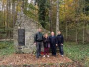 12 S Marijí Vašatko a Aloisem Heroutem v Bučje u památníku připomínajícího založení 1. čs. brigády Jana Žižky z Trocnova roku 1943 (foto Miroslav Vyšata)