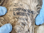 Letecká kukla se sluchátky a kabelem 2: Detail razítka výrobce