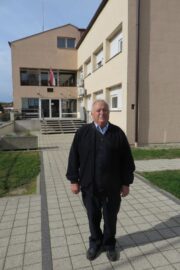 16 Alois Herout před budovou policejní stanice v Pakraci. V březnu 1991 patřil mezi policisty čelící v ní srbskému útoku (foto Michal Louč)