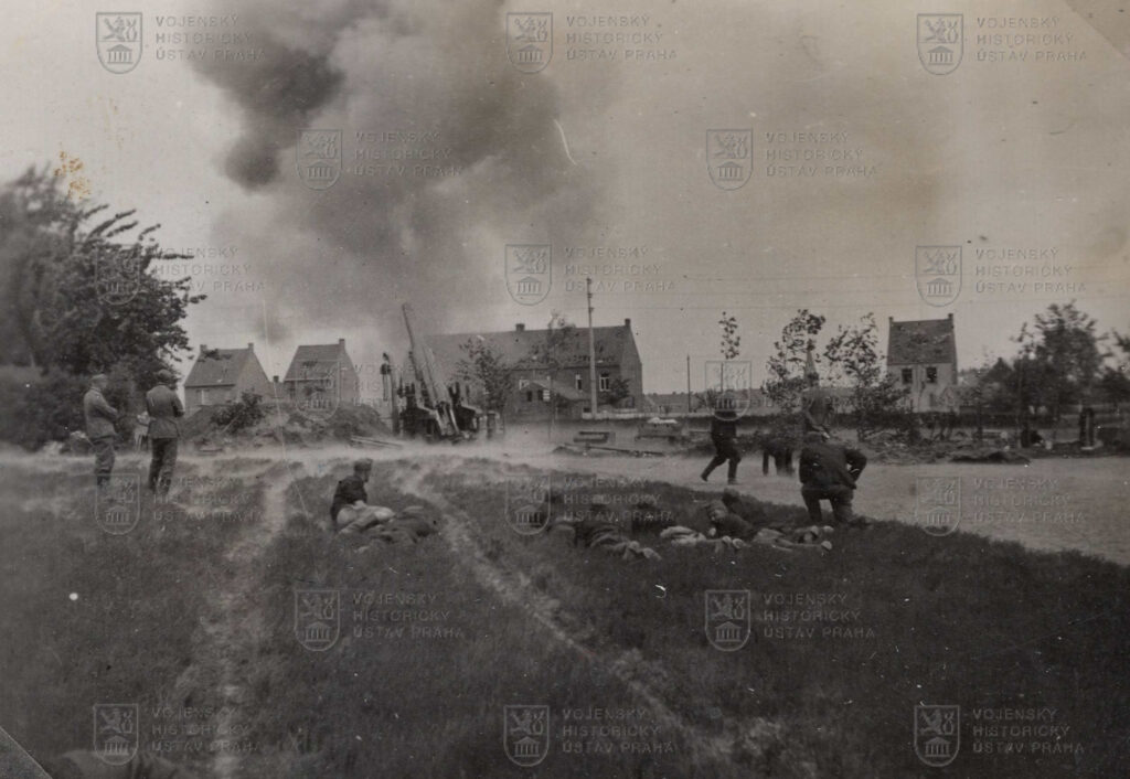 Schwere 24cm Kanone M. 16 (t) během bojů v Belgii v roce 1940