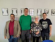 S předsedkyní České besedy Prekopakra Slavicí Plavčekovou. Na zdi vysí o portréty jejího otce Josefa Kubálka a dědečka Františka Kubálka, kteří besedu vedli v minulosti (foto Miroslav Vyšata)