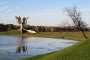 25 Památník Kamenný květ od sochaře Bogdana Bogdanoviće byl dokončen roku 1966. Připomíná koncentrační tábor Jasenovac (foto Michal Louč)