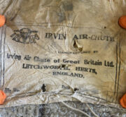Irvin Air-Chute – detail razítka firmy na spodním lemu padáku nalezeného v troskách letounu Vickers Wellington T2990.