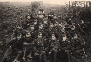 Jaroslav Švarc na skupinovém snímku během své služby u hraničářského pluku 4