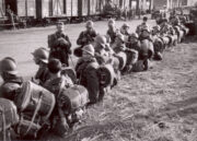 Nádraží v jihofrancouzském Agde. Příslušníci čs. divizní pěchoty bezprostředně před nástupem do jednoho z vlakových transportů, který je odvážel do boje.
FOTO: VÚA‒VHA