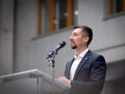 Válečný veterán Petr Matouš pokřtil v Armádním muzeu Žižkov svou knihu. Její patronkou je i ministryně obrany Jana Černochová. FOTO: Podcast 10:35