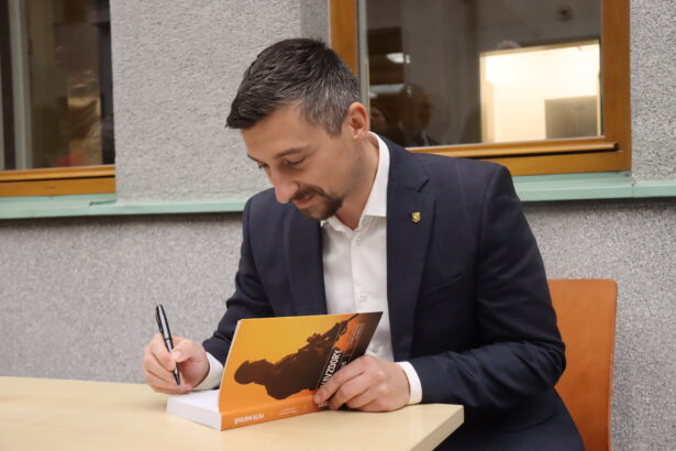 Válečný veterán Petr Matouš pokřtil v Armádním muzeu Žižkov svou knihu. Patronkou je i ministryně obrany Jana Černochová