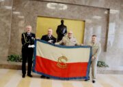 Zleva: štábní praporčík Luděk Kolesa – vrchní praporčík Vojenské kanceláře prezidenta republiky, generálporučík Radek Hasala – náčelník Vojenské kanceláře prezidenta republiky, brigádní generál Aleš Knížek – ředitel Vojenského historického ústavu Praha a plk. Michal Burian – ředitel Odboru muzeí VHÚ Praha – s „legionářskou“ vlajkou, uchovávanou dlouhá léta v papežské koleji Nepomuceno, která nyní byla předána do sbírek VHÚ Praha. FOTO: Jiří Reichl, VHÚ Praha