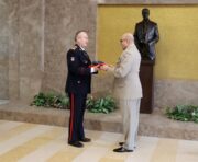 Aleš Knížek přebírá od velitele vojenské kanceláře prezidenta vlajku