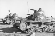 Ukořistěné italské tanky M11/39 a M13/40 (v pozadí) ve výzbroji 6. australského lehkého jezdeckého pluku u Tobrúku v lednu 1941 (FOTO: AWM 005042)