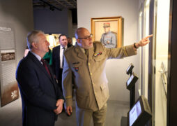 Ministr obrany Jaromír Zůna se zúčastnil konference AOBP a prohlédl si Armádní muzeum Žižkov