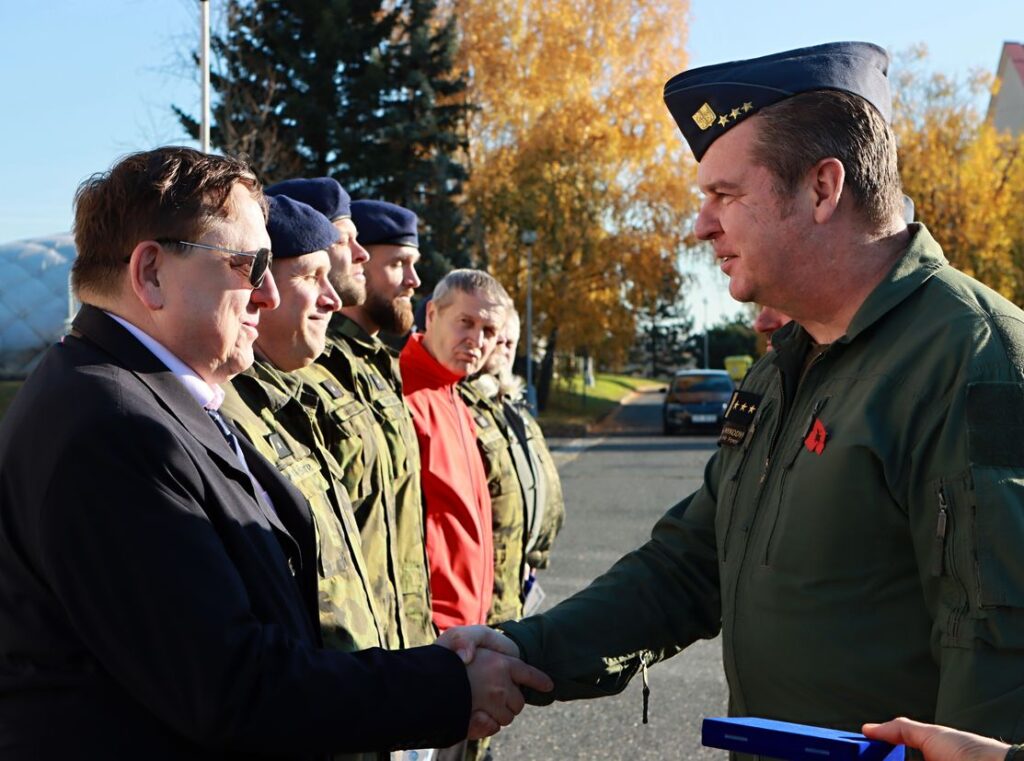 Pracovník VHÚ Praha Jiří Rajlich oceněn za celoživotní přínos letectvu a Armádě ČR