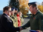 Velitel 21. zTL plukovník gšt. Ing. Milan Nykodym předává vyznamenání pracovníkovi VHÚ Praha PhDr. Jiřímu Rajlichovi, Ph.D.
(zdroj 21. zTL)
