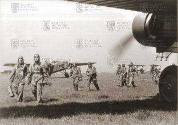 Příprava bombardérů Aero MB-200 na start