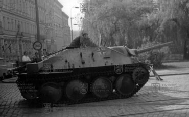 „Hetzer“ při natáčení válečného filmu Otakara Vávry Osvobození Prahy v roce 1975