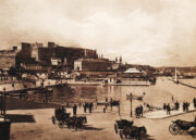 Přístaviště na ostrově Korfu. Domluva s tehdy neutrálním, či spíše rozpolceným Řeckem, jemuž ostrov patřil, byla obtížná. Záměr Dohody přepravit sem zbytky srbské armády Řecko odmítlo, a tak 11. ledna 1916 Korfu okupovaly francouzské jednotky. Přeživší srbské vojáky přivážely na ostrov dohodové lodi od poloviny ledna do 10. února.