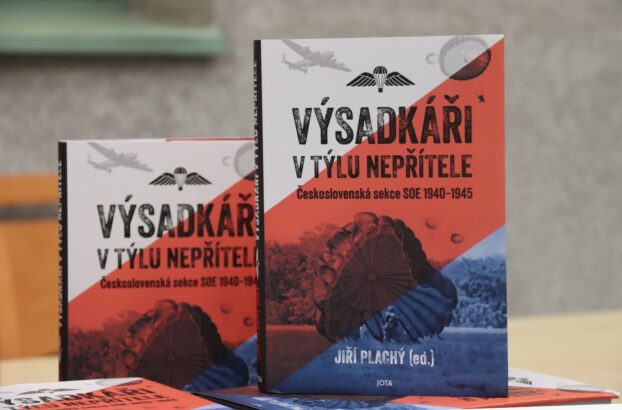 V atriu Armádního muzea Žižkov se křtila kniha historika Jiřího Plachého Výsadkáři v týlu nepřítele