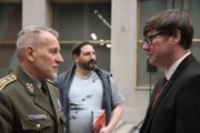 První zástupce náčelníka Generálního štábu AČR generálporučík Miroslav Hlaváč s autorem knihy Jiřím Plachým. FOTO: VHÚ Praha