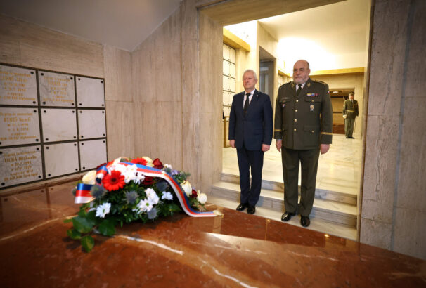 Památce padlých vojáků se na Vítkově poklonil ministr obrany