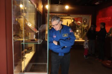 Astronaut NASA se v Armádním muzeu Žižkov podíval na dar jeho předchůdců – vzorky horniny z Měsíce