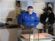 Stephnen Bowen u U. S. vlajky v Armádním muzeu Žižkov. 1. 2. 2026. FOTO Jiří Reichl, VHÚ Praha