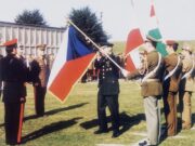 Vyvěšování české vlajky v Bruselu 16. března 1999. Foto: sbírky VHÚ Praha