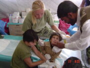 Z každodenní činnosti trauma týmu při pomoci postiženým místním obyvatelům. FOTO Sbírka VHÚ Praha