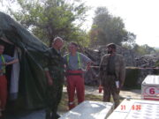 Z každodenní činnosti trauma týmu (druhý zleva velitel, pplk. Krivosudský v komunikaci s členy civilního záchranářského týmu USAR, vpravo styčný důstojník pákistánské armády). FOTO Sbírka VHÚ Praha