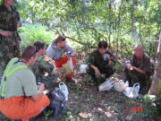 Chvíle odpočinku - společně trávený se členy civilního záchranářského týmu. FOTO Sbírka VHÚ Praha